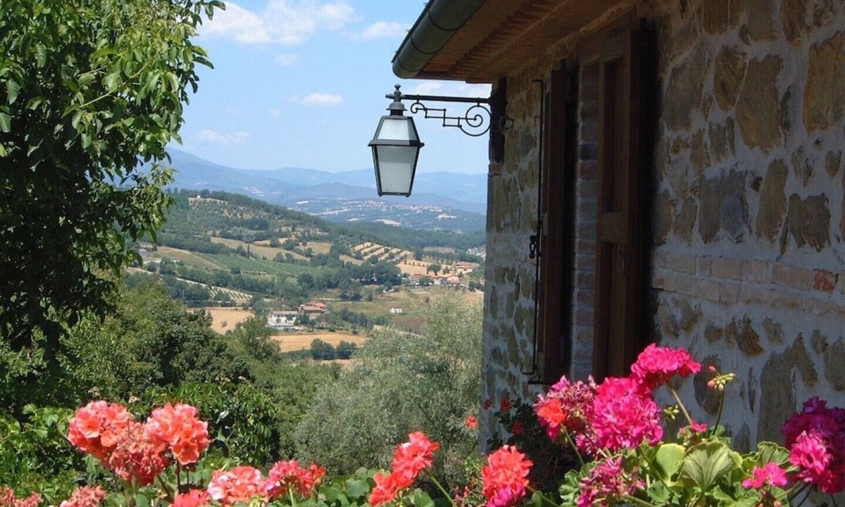 Monterchi House | ROMANTIC 17C VILLA -Fabulous VIEWS-Stunning POOL Complex.HOT TUB.PIZZA OVEN.A/C