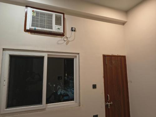 Mayapur House | Sky Liner Retreat- cozy Home stay near Ganga Ghat
