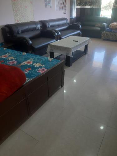 Bajoral Khurd House | Stay Inn Homestay -Couple & Family friendly-Premium Studio -prime location-Easy access to Mall Rd-city view-Wifi-Smart TV Netflix-kitchen