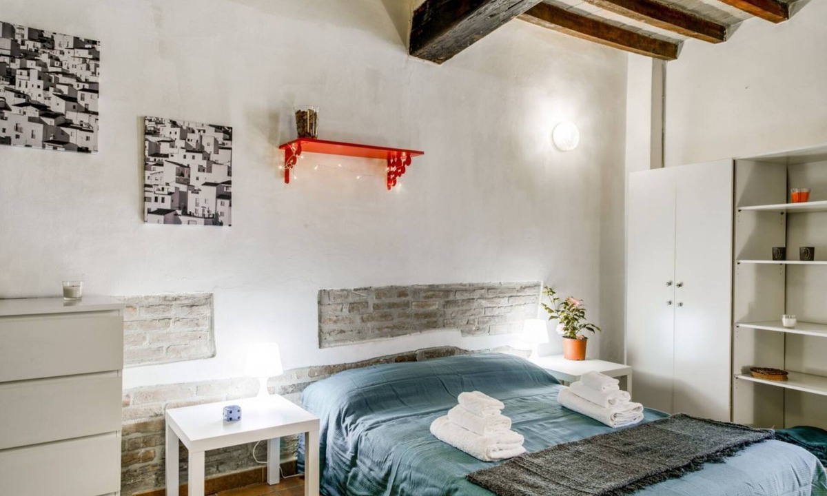 Parma City Centre Apartment | Studio located on the ground floor of a building from 1900.In 35 square meters of space it accommodates up two people with a double sofa bed.In a quiet and residential location, right in the center.We are located within the ZTL (limited traffic area).Con