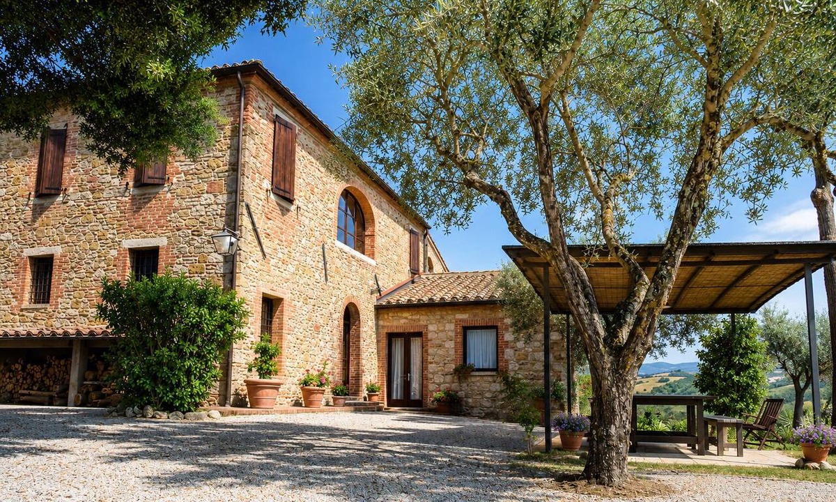 Asciano Apartment | Stunning "La Quercia" Apartment in a Country House with a Pool and Panoramic View