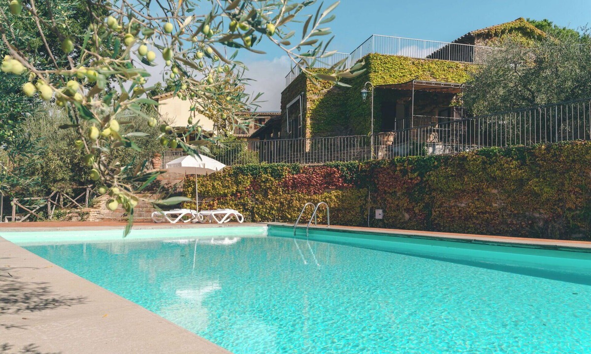 Valfabbrica Villa | Stunning villa for 7 people with pool, WIFI, TV and terrace, close to Assisi