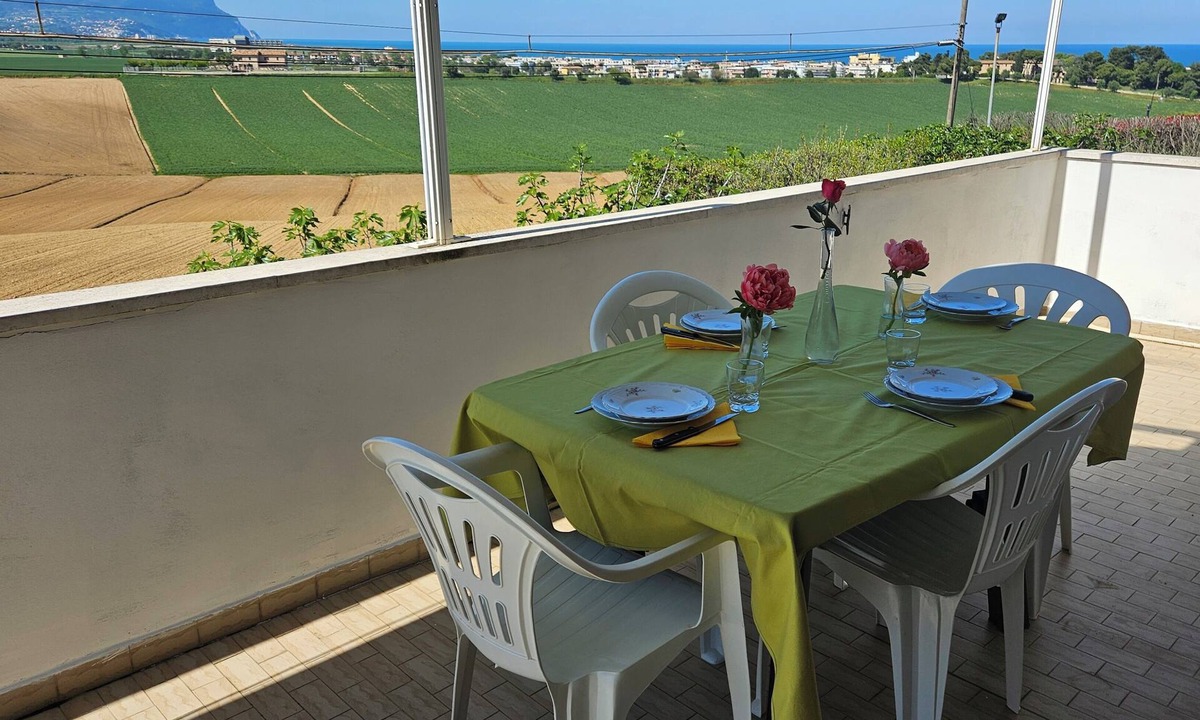 Loreto House | SUN HOUSE MONTORSO-OASIS OF RELAXATION A STONE'S THROW FROM THE SEA