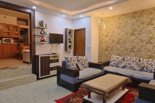 The Mall Road Apartment | The Hidden Hills Stay,2BHK Near Mall Road