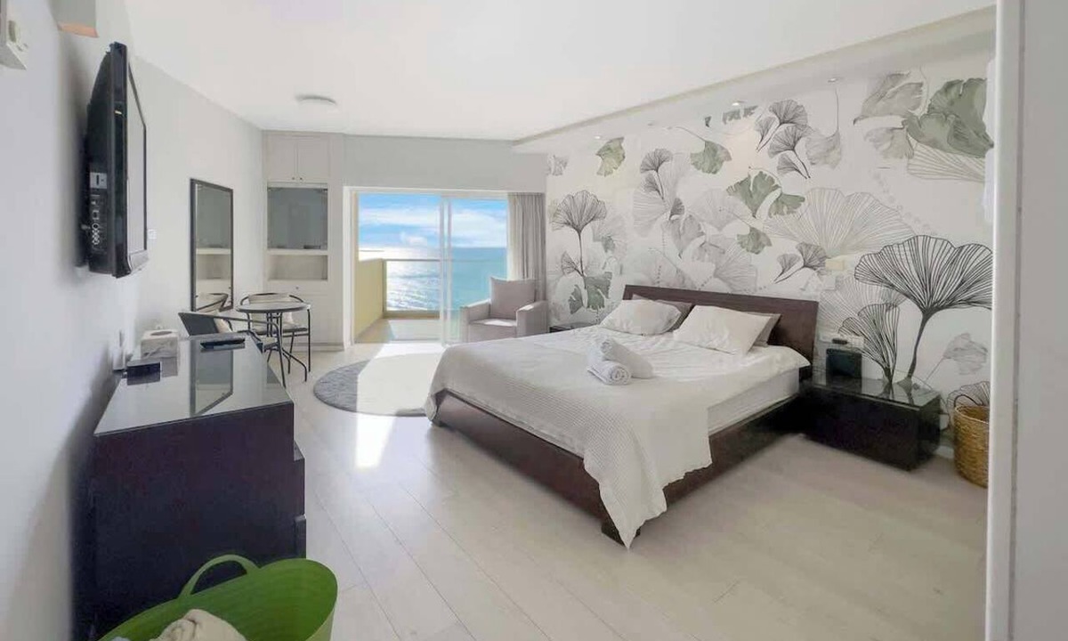 Herzliya Pituach Apartment | The Sharon Sky Suite | Floor Safe Room + Shelter