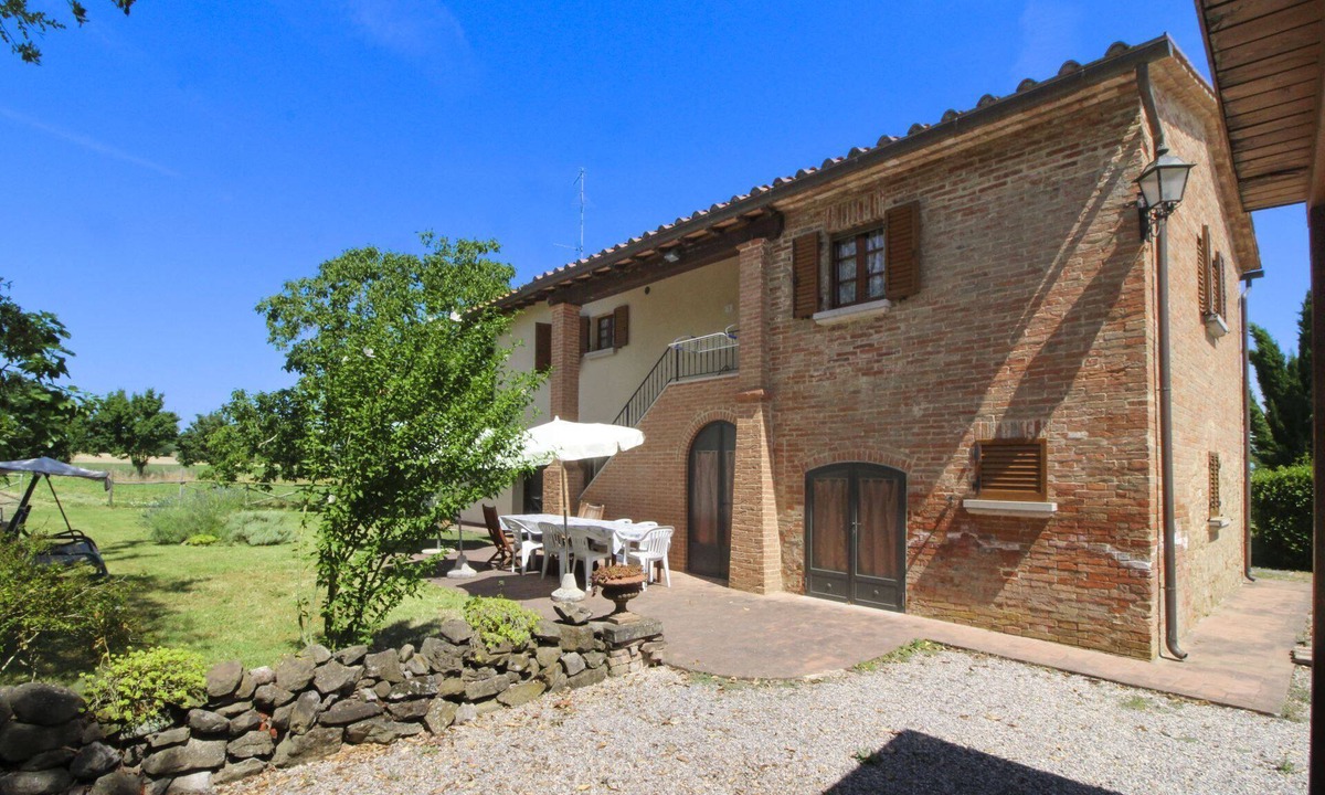 Foiano della Chiana Villa | Typical farmhouse with private swimming pool and large outdoor area. Situated near the village of Fo