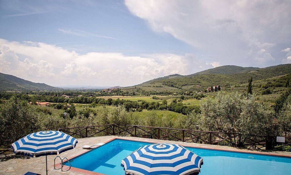 Pieve di Chio House | Villa Angelisa D: A characteristic and welcoming apartment surrounded by meadows and by green hills, with Free WI-FI.