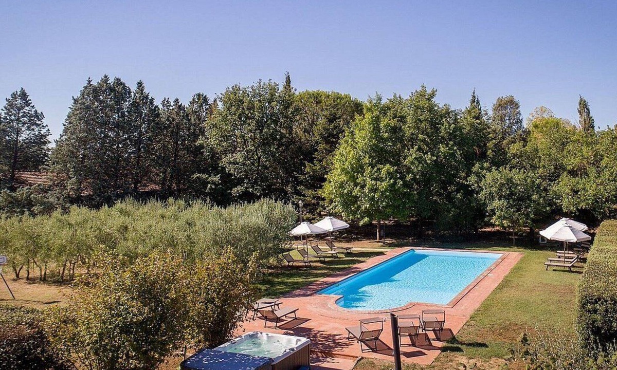 Ferretto Villa | Villa Coraline Grande: A characteristic and welcoming two-story age-old farm house made of stone and situated a few miles from the shores of Lake Trasimeno, with Free WI-FI.
