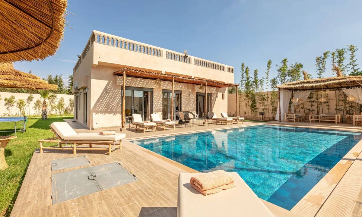 Chwiter Villa | Villa Leila: Modern Oasis of Relaxation with Heated Pool and Landscaped Garden