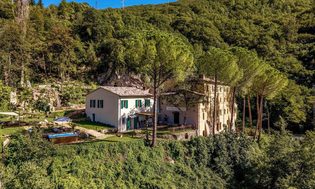 Pale House | Villa with cave spa in the Valle del Menotre
