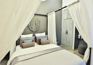 Stay in the Heart of the City, Superior People Malaka
