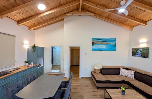 HaGoshrim Ski Chalet | אור בין הכרמים