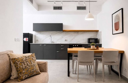 Eilat Apartment | דירה משפחתית מעוצבת עם 2 חדרי שינה ומרפסת - By Edom