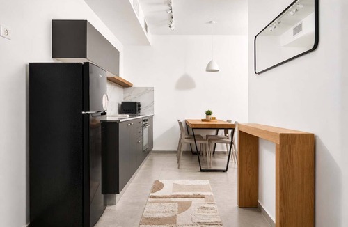 Eilat Apartment | דירה משפחתית מעוצבת עם 2 חדרי שינה ומרפסת - By Edom