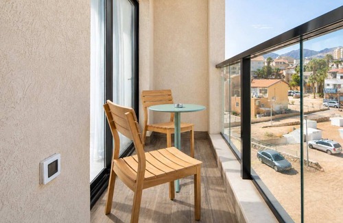 Eilat Apartment | דירה משפחתית מעוצבת עם 2 חדרי שינה ומרפסת - By Edom