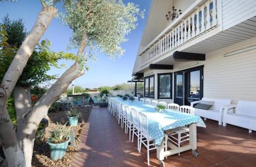 Yavne'el Bed & Breakfast | לוז כנרת של רשת לב הגולן - וילה ו-4 צימרים מושלמים עם בריכה משותפת מחוממת ומקורה, ליד הכנרת