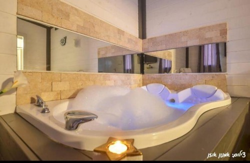 Hazon Bed & Breakfast | סוויטת ליב - בקתה מוצנעת עם פרטיות מלאה עם ג'קוזי ובריכה פרטית