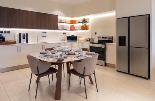 Al Khobar Apartment | إطلالة بحرية مع بلكونة شاشة سينما 98 إنش 4 غرف