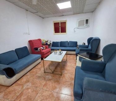 Khamis Mushait Hostel | سرير في غرفه نوم مشتركه