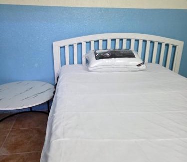 Khamis Mushait Hostel | سرير في غرفه نوم مشتركه