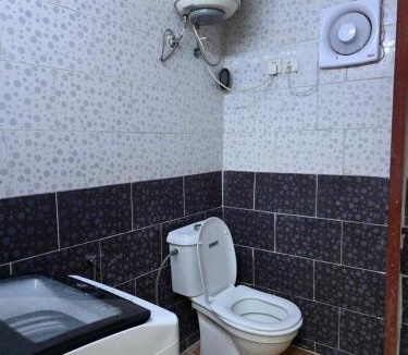 Khamis Mushait Hostel | سرير في غرفه نوم مشتركه