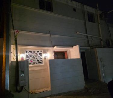 Khamis Mushait Hostel | سرير في غرفه نوم مشتركه