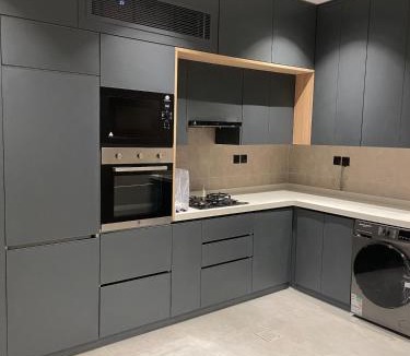 Dammam Apartment | شقة حديثة غرفة ماستر وصاله ومطبخ bedroom, living room and kitchen