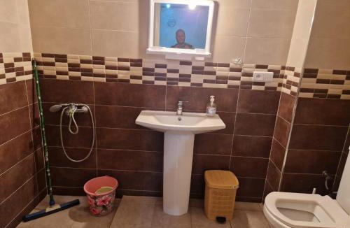 Tangier Apartment | شقة سفلية ذات شرفتين تهوية ممتازة 2 بيوت صالون مطبخ حمام وايفاي تجزئة قواسم طنجة