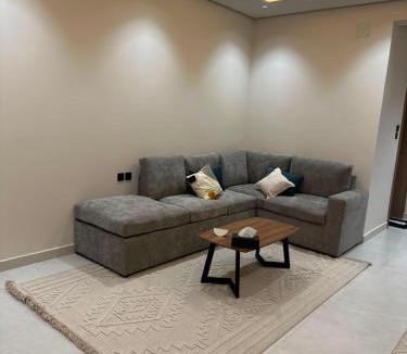 Buraydah Apartment | غرفه نوم وصاله تصميم فندقي