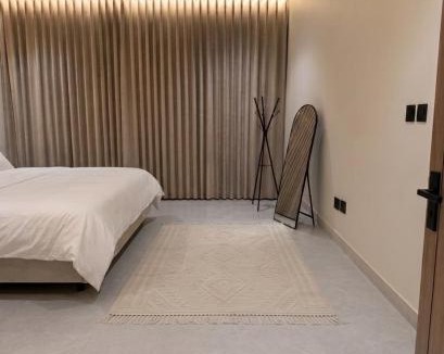 Buraydah Apartment | غرفه نوم وصاله تصميم فندقي