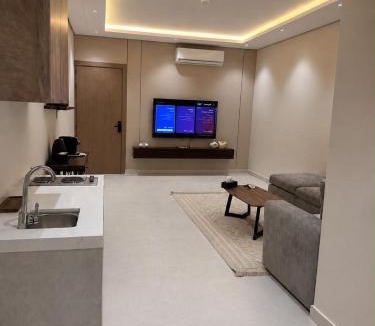 Buraydah Apartment | غرفه نوم وصاله تصميم فندقي