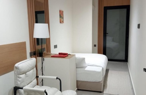 Unaizah House | فايف آورز غرفة للرجال فقط