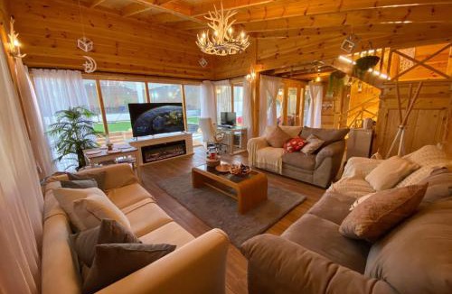 Abha Ski Chalet | كوخ بتصميم مودرن وجاكوزي عالهواء الطلق بمساحات واسعه ومسبح اضافي