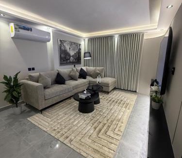 Al Izdihar Apartment | 1BR Escape 65 inch TV Bathtub & Outdoor Lounge