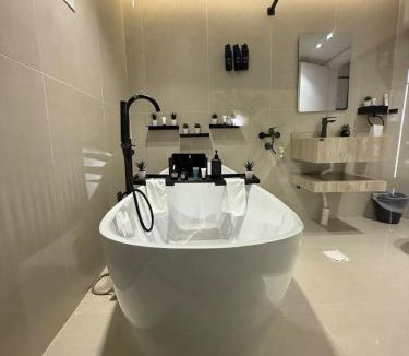 Al Izdihar Apartment | 1BR Escape 65 inch TV Bathtub & Outdoor Lounge