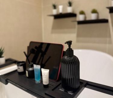Al Izdihar Apartment | 1BR Escape 65 inch TV Bathtub & Outdoor Lounge