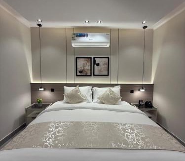 Al Izdihar Apartment | 1BR Escape 65 inch TV Bathtub & Outdoor Lounge