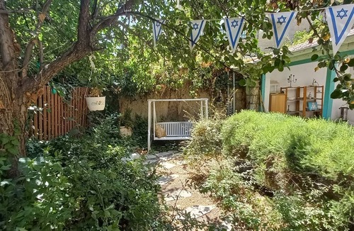 Emek Refaim Apartment | 2-bedroom garden apartment in fabulous Baka Jerusalem with AC