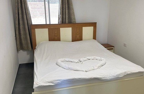 Isfiya Hotel | 2-bedroom hotel in tranquil Isfiya with AC for relaxing stays