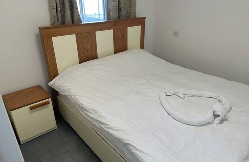 Isfiya Hotel | 2-bedroom hotel in tranquil Isfiya with AC for relaxing stays