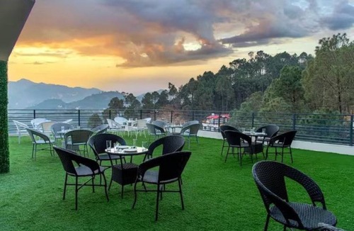 Kasauli Apartment | 3-bedroom apartment in marvelous Dharampur with cool AC in floor 6