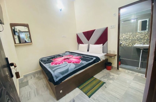 Kakarmatha Hotel | 3-bedroom hotel in delightful Varanasi with WiFi, AC