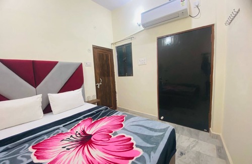 Kakarmatha Hotel | 3-bedroom hotel in delightful Varanasi with WiFi, AC