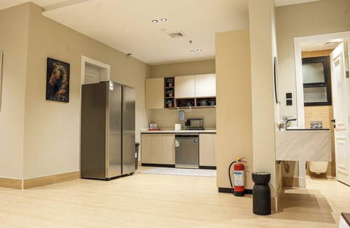 Al Khobar Apartment | 5 mins to the sea ~1BR luxury apartment ~Pool ~ Fast Wi-Fi