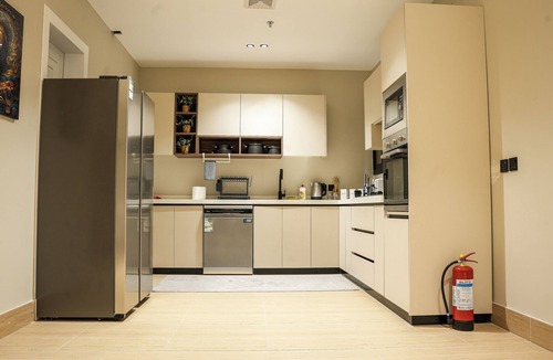 Al Khobar Apartment | 5 mins to the sea ~1BR luxury apartment ~Pool ~ Fast Wi-Fi