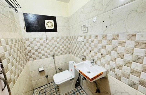 Jwalapur Hotel | 5 minutes to the Ganga Ghat.