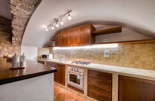 Spello Apartment | A comfortable 90 sqm apartment, accommodating up to 5 people, spread over two levels connected by an internal staircase.The property is located in Spello, a characteristic village on the slopes of Mount Subasio, close to the historic center and in a Limi