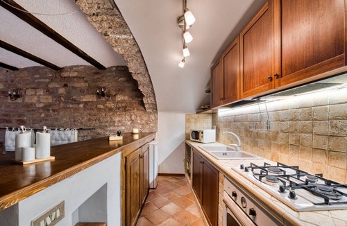Spello Apartment | A comfortable 90 sqm apartment, accommodating up to 5 people, spread over two levels connected by an internal staircase.The property is located in Spello, a characteristic village on the slopes of Mount Subasio, close to the historic center and in a Limi