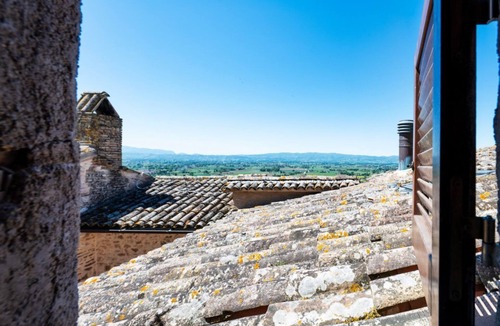 Spello Apartment | A comfortable 90 sqm apartment, accommodating up to 5 people, spread over two levels connected by an internal staircase.The property is located in Spello, a characteristic village on the slopes of Mount Subasio, close to the historic center and in a Limi
