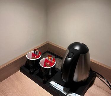 As Salam Apartment | A suite with a room and a lounge with a quiet and modern design